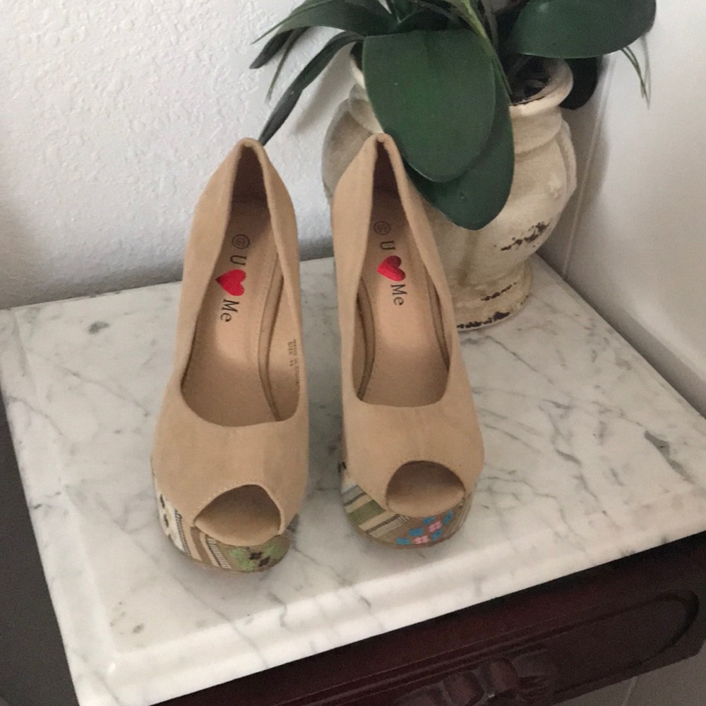 I’m selling a pair of  platform shoes.